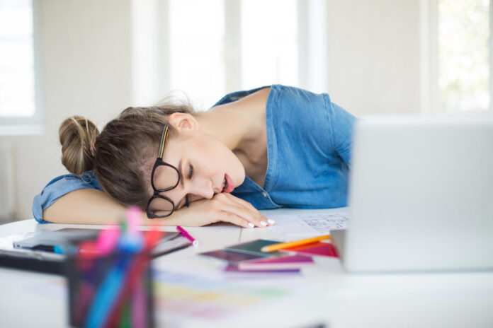 les jeunes actifs sont fatigués les jeunes actifs sont fatigués - une jeune fille s'est endormie devant son ordinateur.